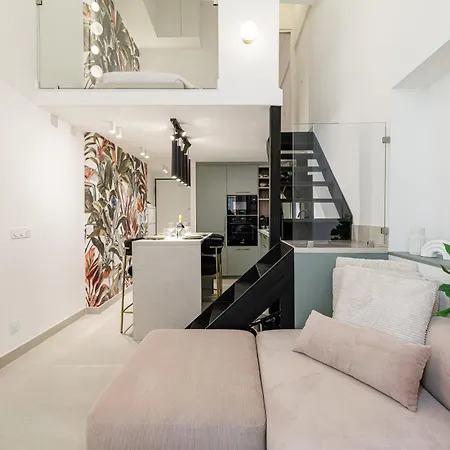 Grimaldi Place-plage-centre-clim * マントン