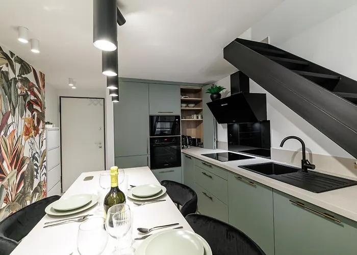 Grimaldi Place-plage-centre-clim マントン